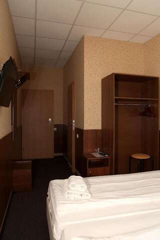 Отель irisHotels Киев Двухместный номер с 2 отдельными кроватями (без окна)-4