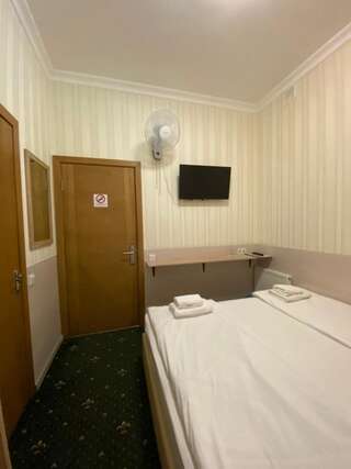 Отель irisHotels Киев Улучшенный двухместный номер с 1 кроватью и без окон-3