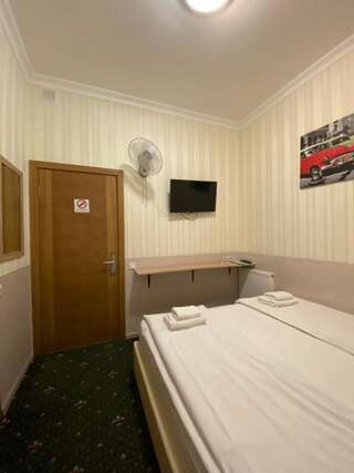Отель irisHotels Киев Улучшенный двухместный номер с 1 кроватью и без окон-5