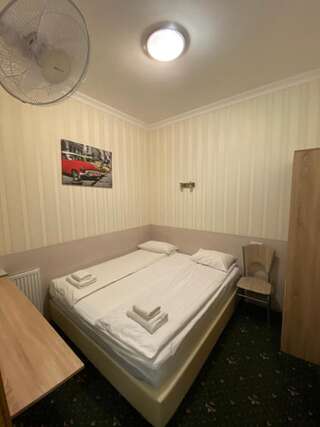 Отель irisHotels Киев Улучшенный двухместный номер с 1 кроватью и без окон-6